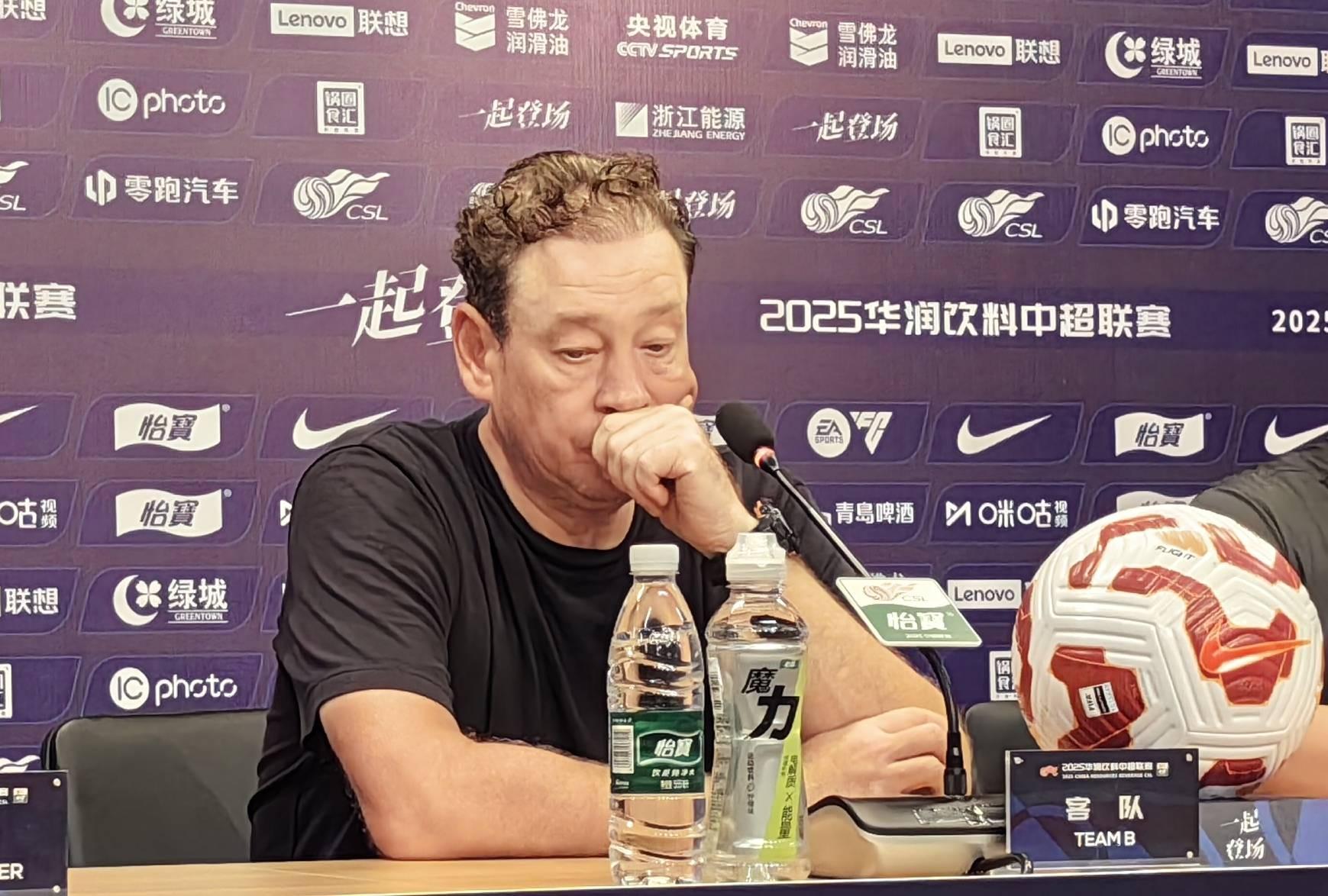 东体：斯卢茨基团队多次复盘最近三场比赛；吴曦能否出战待定